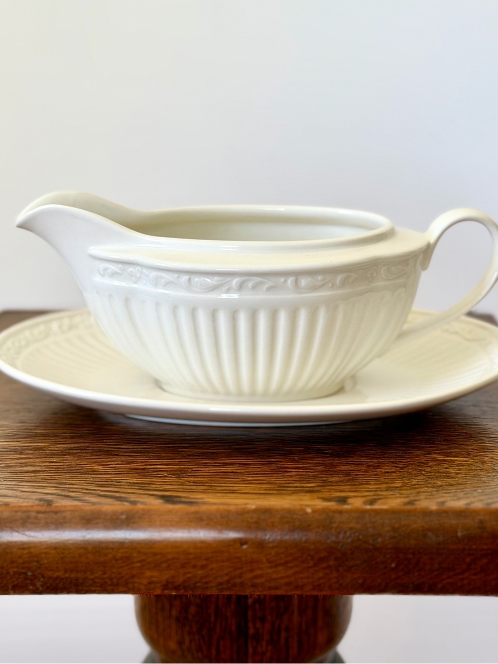 Mikasa Italian Countryside Gravy Boat & Under-plate Scrolls Fluted Creamy White